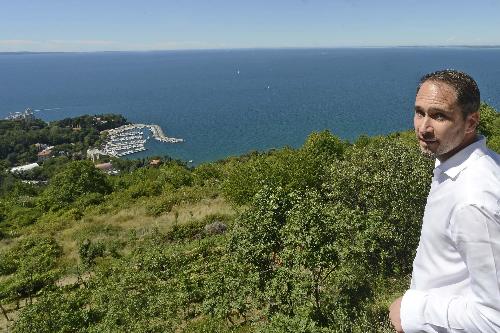 Cristiano Shaurli (Assessore regionale Risorse agricole e forestali) durante un sopralluogo nell'area che si affaccia sul Golfo di Trieste - Trieste 25/07/2017